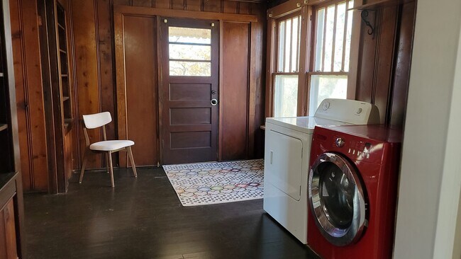 Building Photo - 1601 N Broadway St