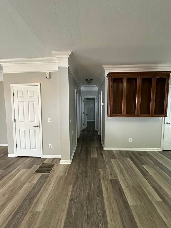 Building Photo - Large 4 bedroom home near Campus- Pre Lease for August 1st 2026