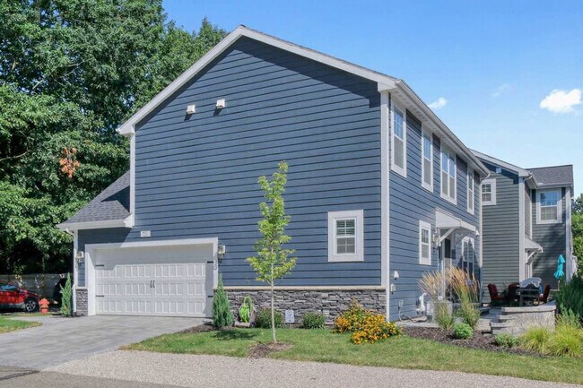 Building Photo - 720 Ravine Ln