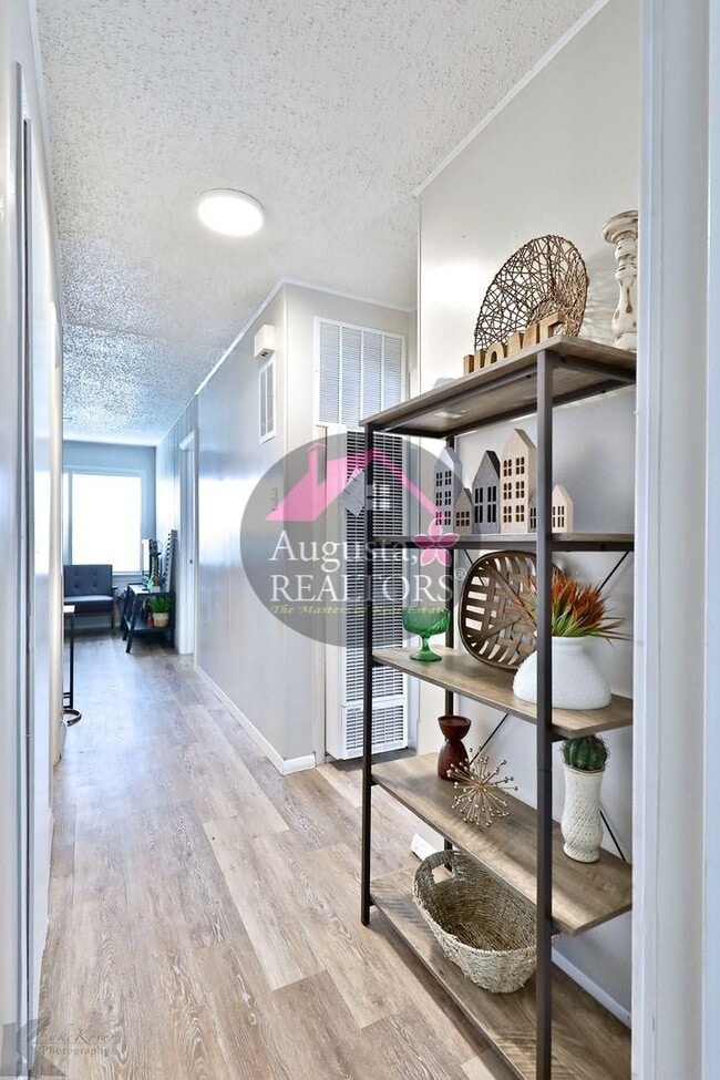Building Photo - 3 Bedroom With Fresh Updates!