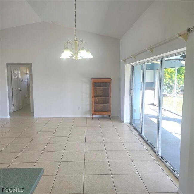 Building Photo - 3315 SW 8th Ct