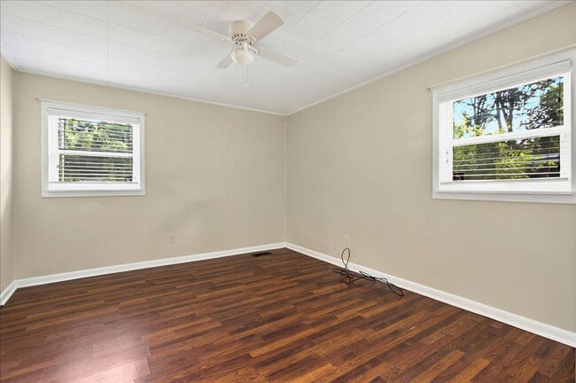 Building Photo - 4 bed 2 bath house, walk to stadium! Available August 2026