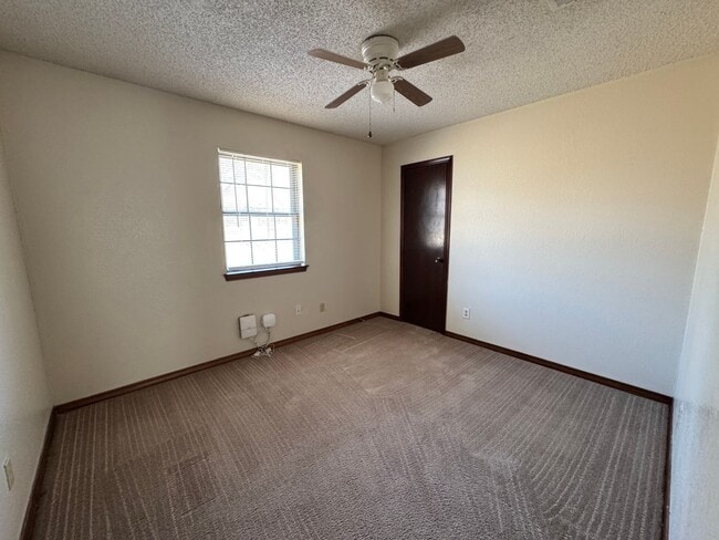 Building Photo - 207 E Hogan Dr