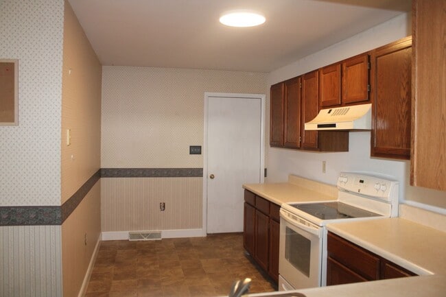 Building Photo - 2 Bedroom Townhome with Attached Garage