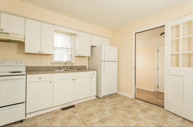 Building Photo - 4022 Maine Ave NW