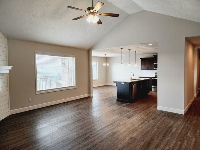 Building Photo - Wild Horse Luxury,  Newer,  4 Bed Room, 3 Car Garage