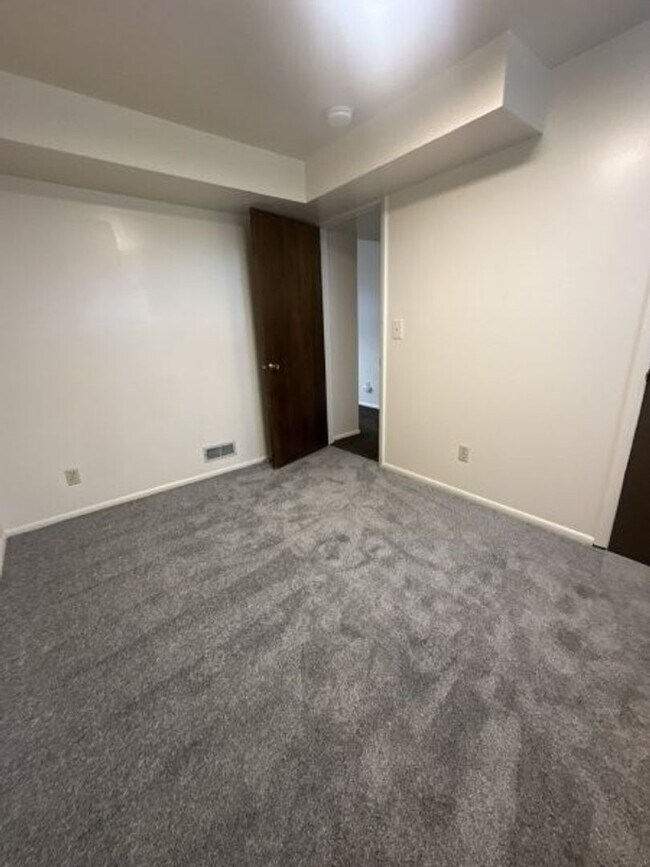 Building Photo - 700 700 W