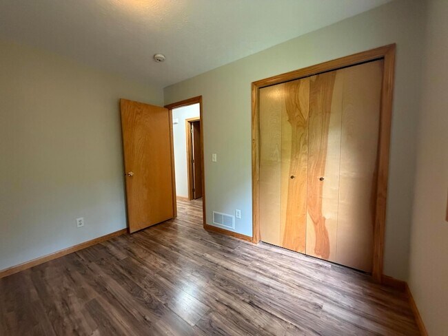 Building Photo - 122 Summit Dr
