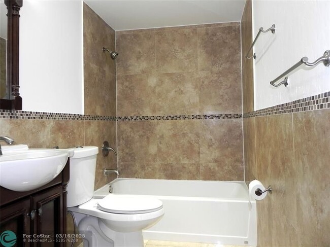 Building Photo - 901 Hillcrest Dr
