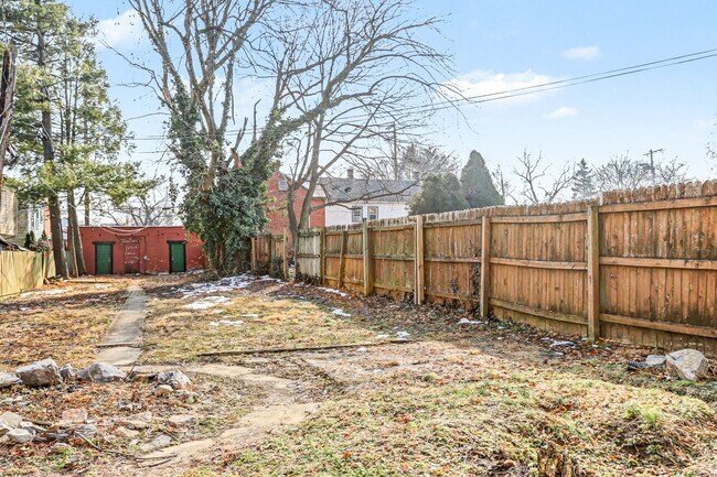 Building Photo - 5 bedroom, 2 bathroom house in downtown Carlisle