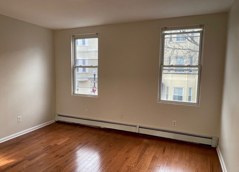 Building Photo - 75 Putnam St