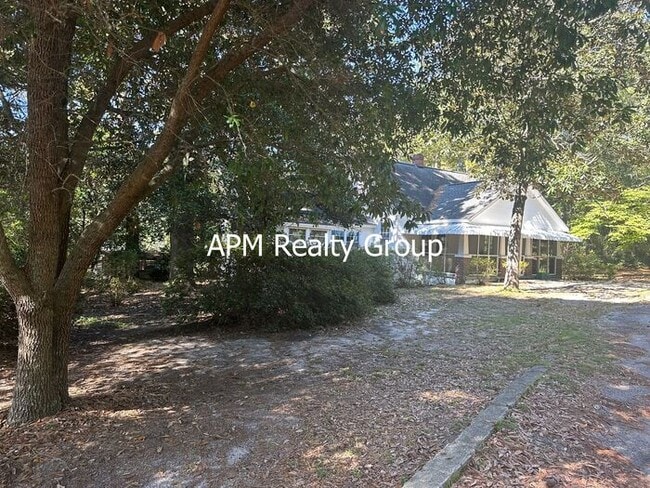 Building Photo - Private Country Feel Close to Downtown