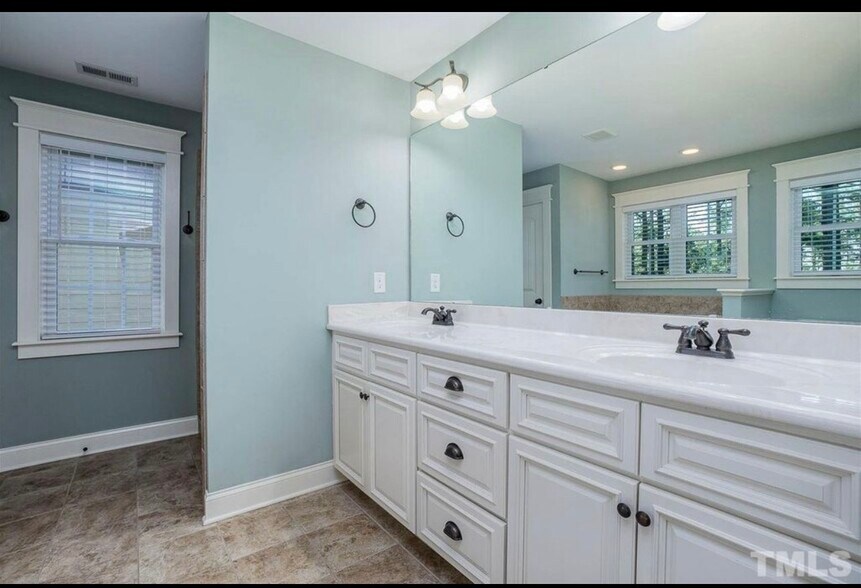 Building Photo - 79 Falconridge Dr