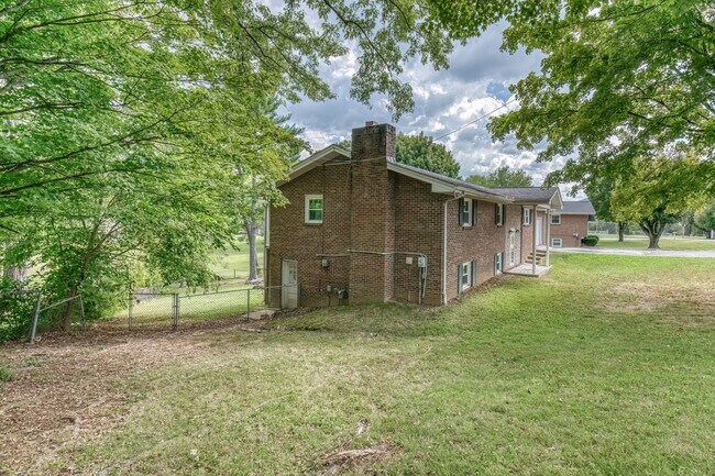 Building Photo - 2301 Old Lewis Rd