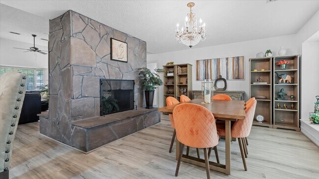 Building Photo - 9502 Rolling Oaks