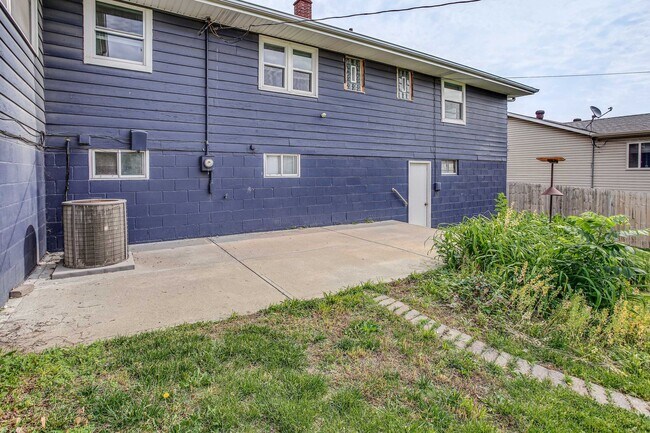 Building Photo - 7071 Izard St