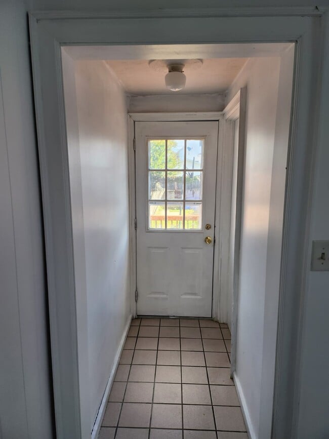 Building Photo - 648 E Scott St