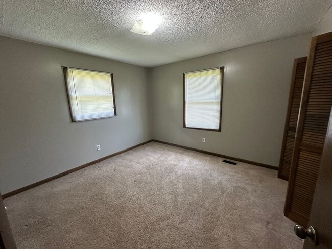 Building Photo - Charming 3 bedroom 2 bathroom home