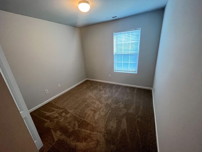 Building Photo - Beautiful 3 bedroom, 2 1/2 bathroom home i...