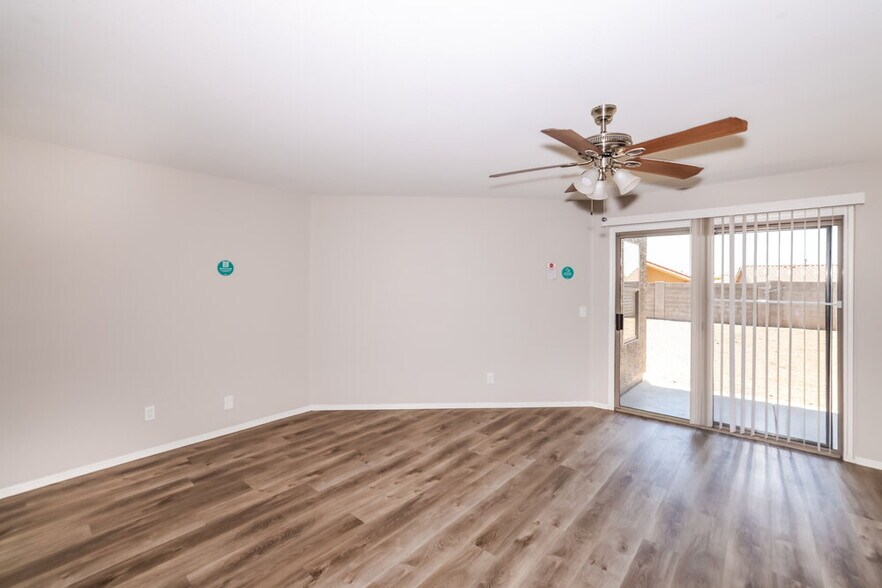 Building Photo - 10521 W Robin Ln