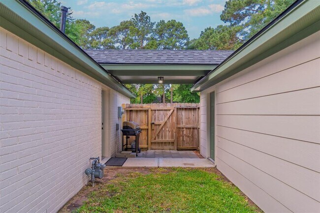 Building Photo - 910 McDaniel Dr