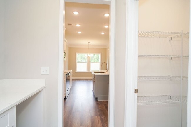 Building Photo - Beautiful 5 / 3 home in John's Landing!  Ask about our 2-year lease promotion!