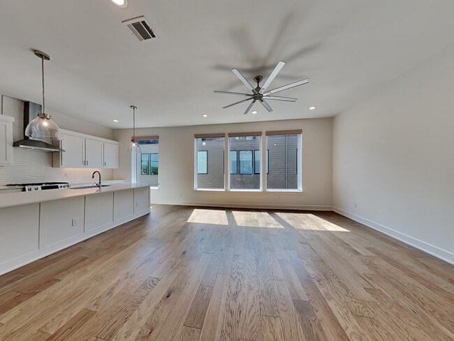 Building Photo - 129 E Oscar Dr