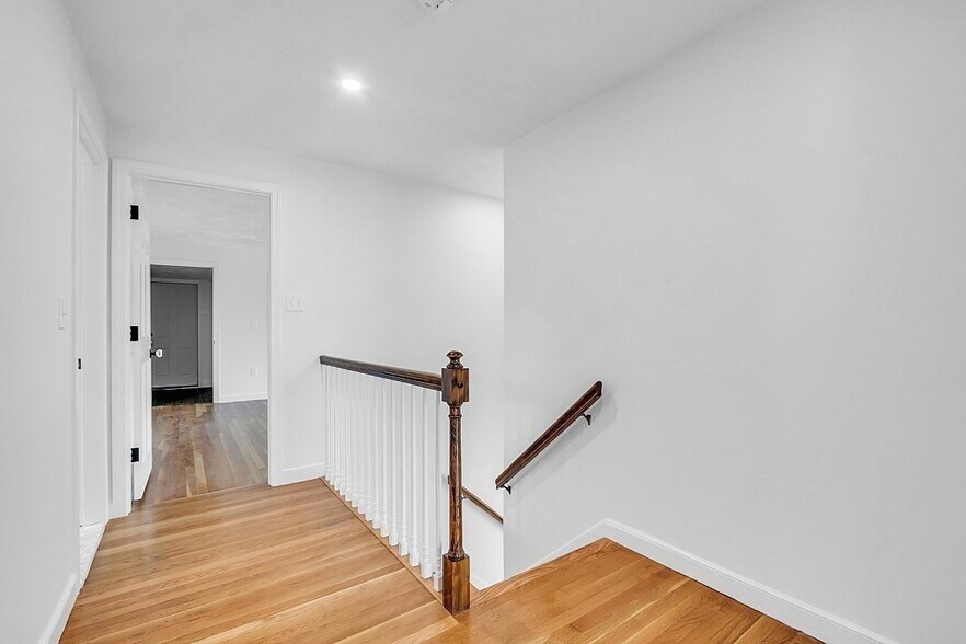 Building Photo - 8 Lantern Ln