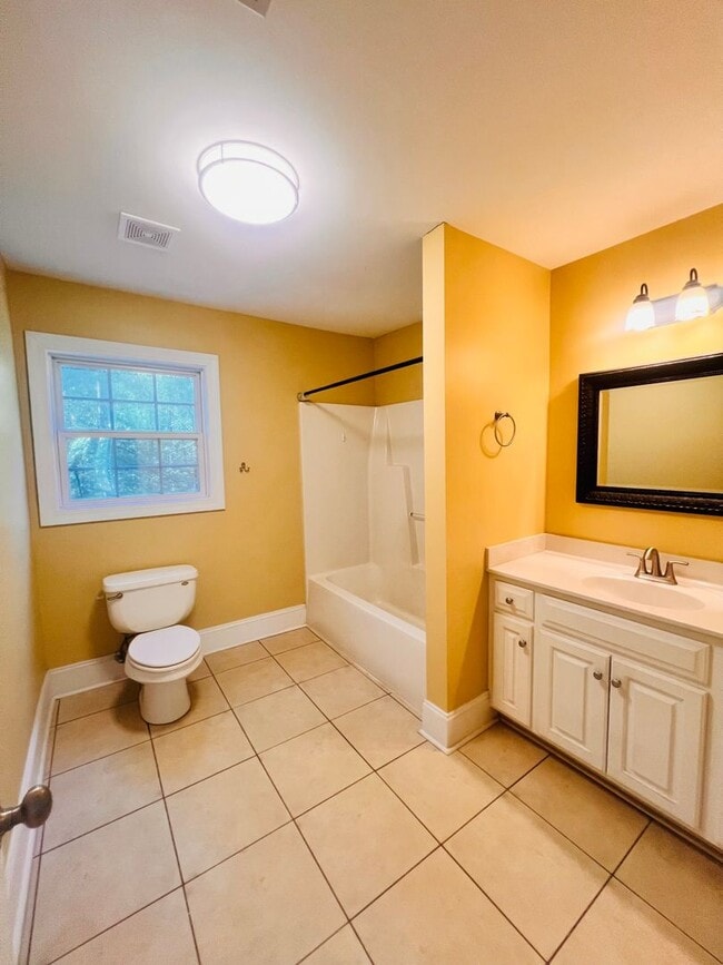 Building Photo - Tucked Away 3 Bedroom Gem on Private Road ...