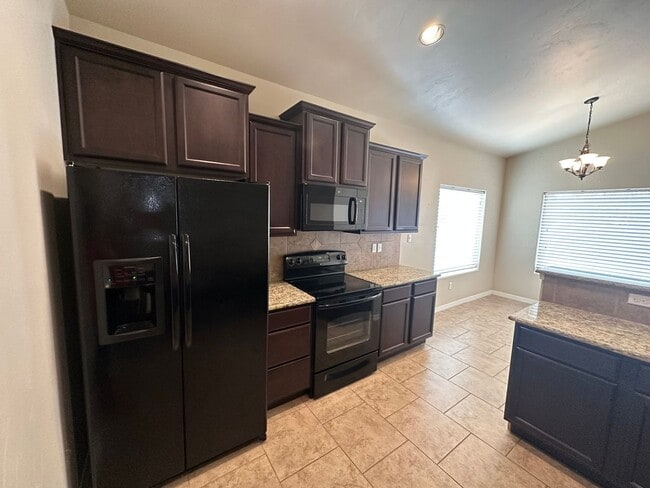 Building Photo - 3 Bed 2 Bath Home