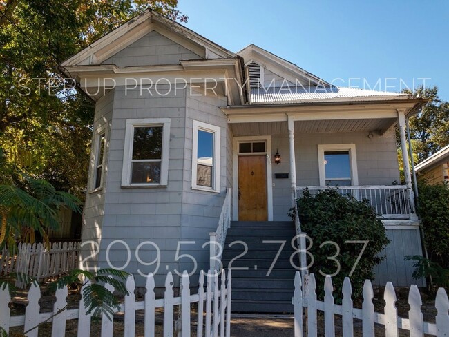 Primary Photo - Conveniently located 2 Bedroom Home Near D...
