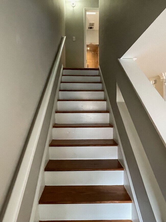Building Photo - Candler Park Townhouse, Steps from Candler...