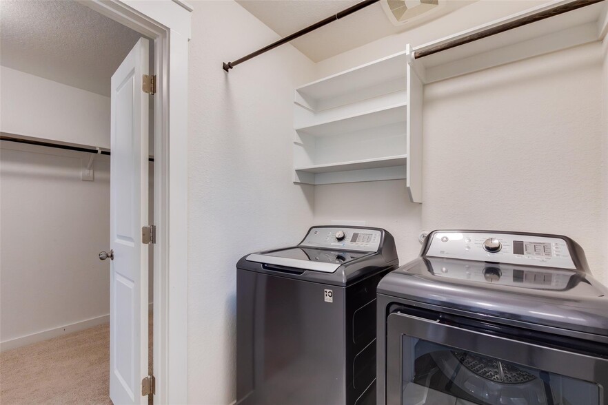 Building Photo - 741 Carol Dr