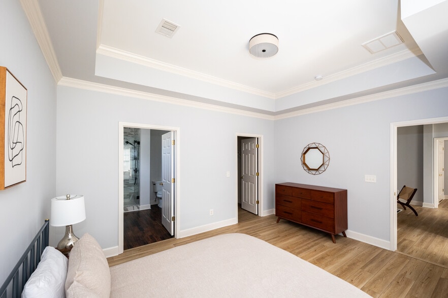 Building Photo - 2409 Old Towne Dr