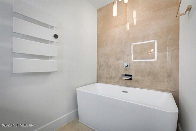 Building Photo - 739 Spinnakers Reach Dr