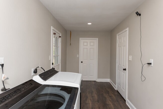 Building Photo - 8238 Li Fair Dr