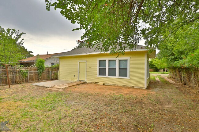 Building Photo - 2 bed 1 bath; AVAILABLE NOW!