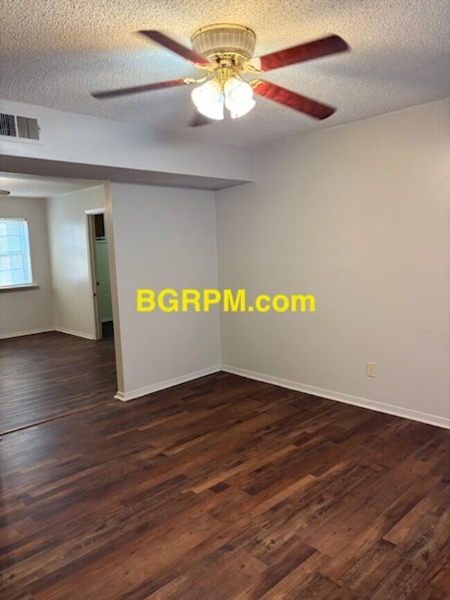 Building Photo - 3 BD, 1 1/2 BA, Home in Sherwood