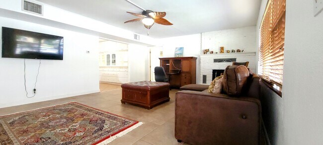 Building Photo - 400 Sunset Dr