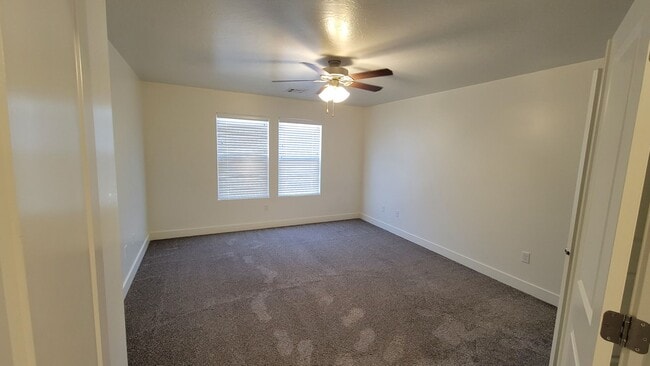Building Photo - 4 bed | 2 1/2 bath | 2 car garage in Deser...