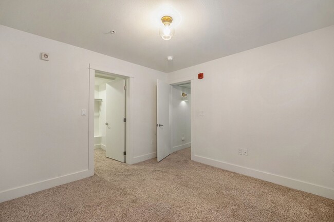 Building Photo - 2bed/1.5 bath Stylish Condo in LoHi
