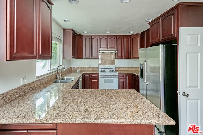 Building Photo - 1253 Keniston Ave