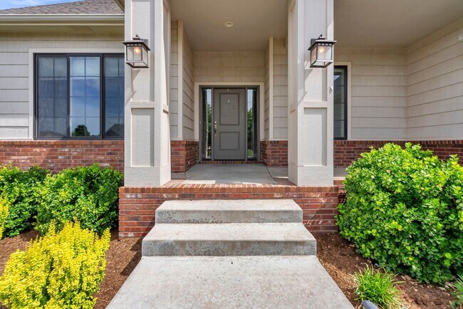 Building Photo - Luxury Home - Month-to-Month or 6-month Le...