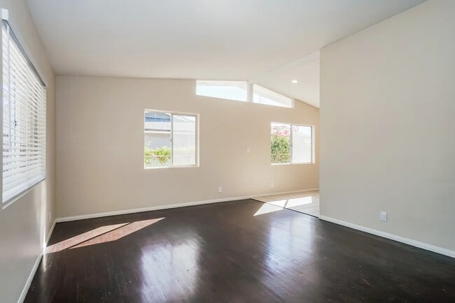 Building Photo - 624 Erica St