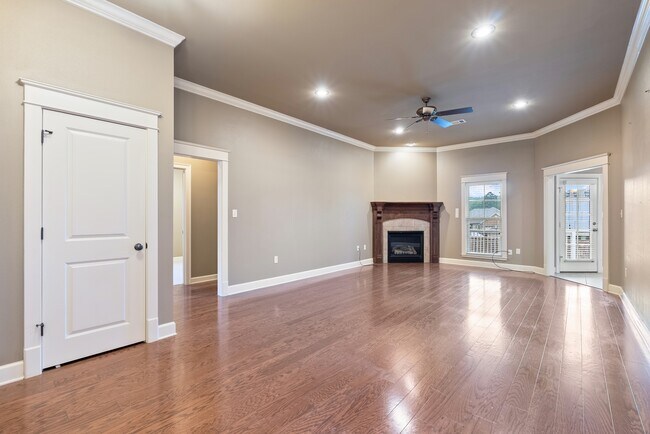 Building Photo - 1300 Edge Valley Dr N