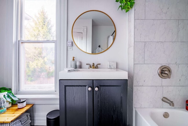 Building Photo - 254 W Poplar Ave