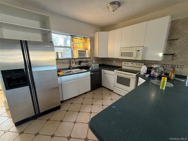 Building Photo - 48 Park Dr