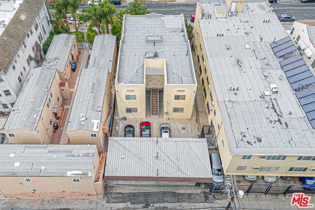 Building Photo - 832 S Catalina St