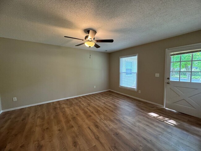 Building Photo - Charming 3 BR 1.5BA Brick & Vinyl Ranch