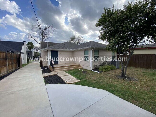 Building Photo - 1223 E Waco Ave